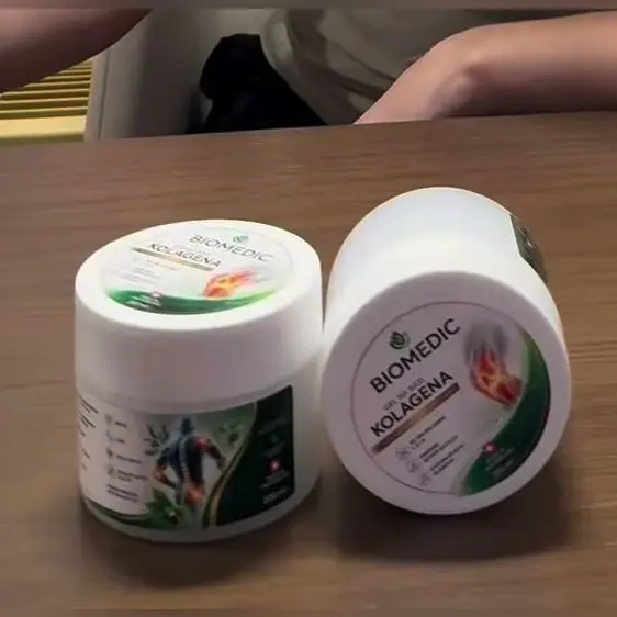 Dvije bijele teglice Biomedic gela s kolagenom na drvenom stolu